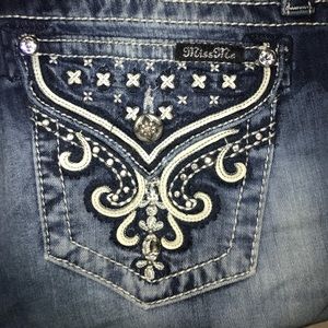 Size 30. Signature, Cuffed Miss Me Capri’s